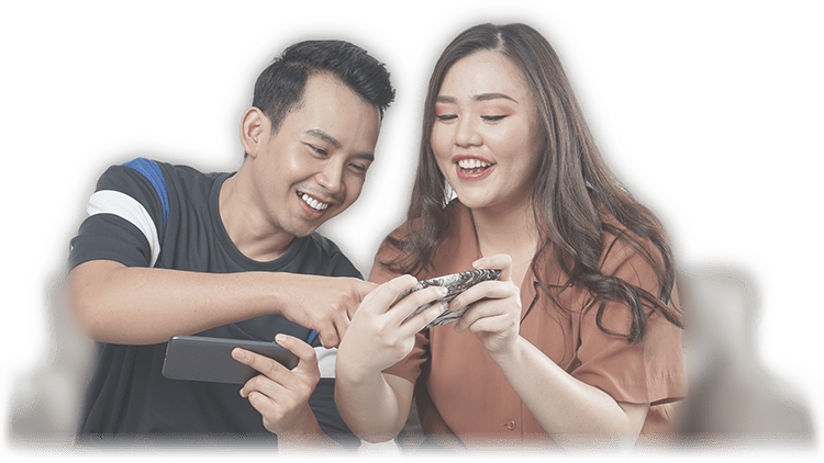 couple-sharing-phone-faded